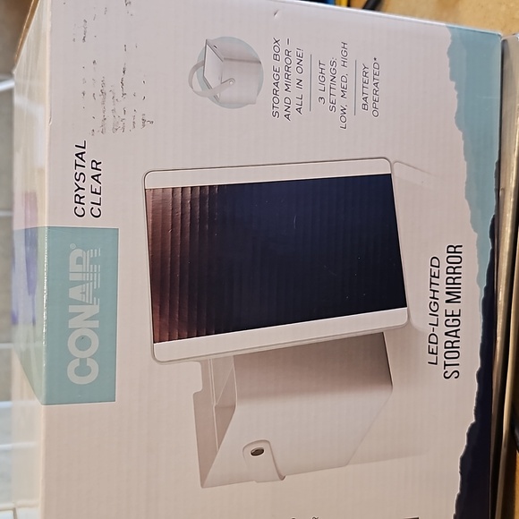 Conair - Crystal Clear LED Makeup Storage Mirror Case - Picture 1 of 10